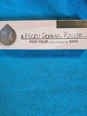 Almost Famous Micro Derma Roller - Pink and Silver